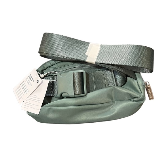 NWT Lululemon Everywhere Belt Bag Tidewater Teal 1L - Picture 3 of 3